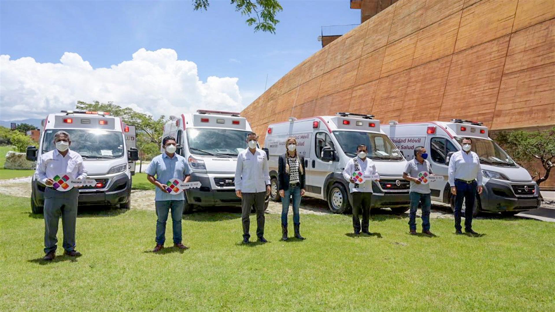 Entrega AMH 14 ambulancias para reforzar atención médica en localidades oaxaqueñas