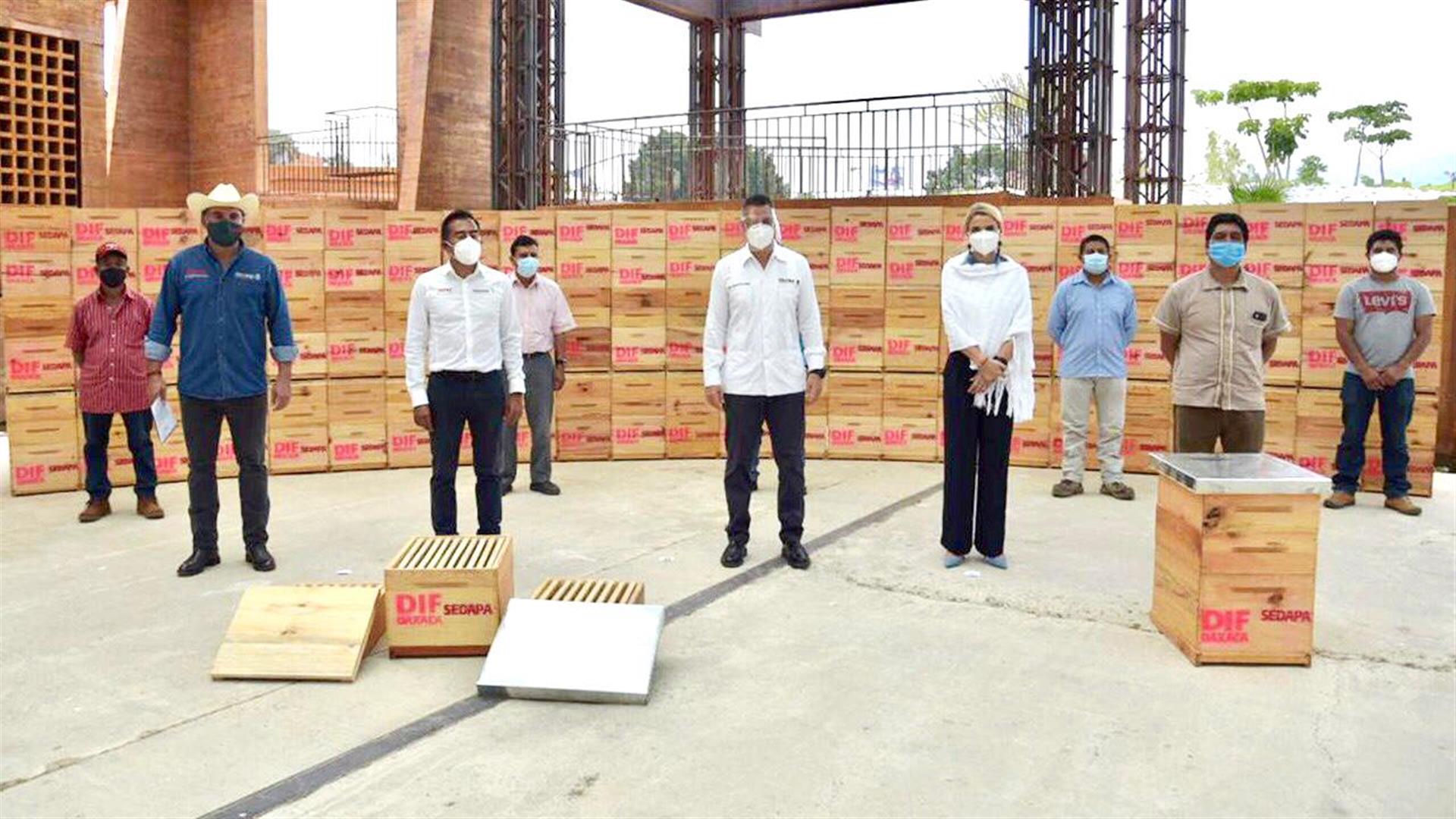 Entrega Alejandro Murat apoyos a apicultores de la Sierra Sur   