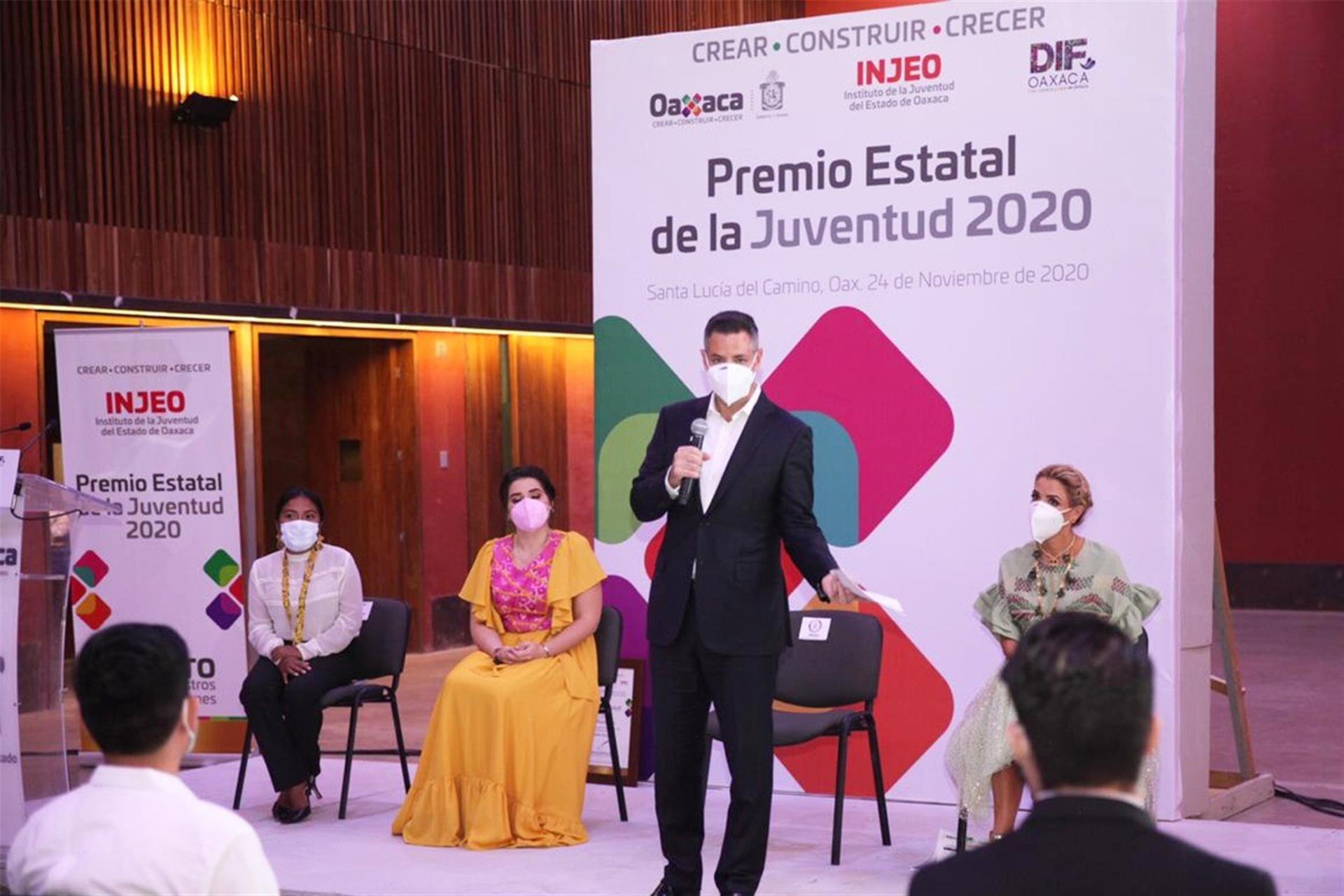 Reconoce Alejandro Murat compromiso social de sus jóvenes con Oaxaca