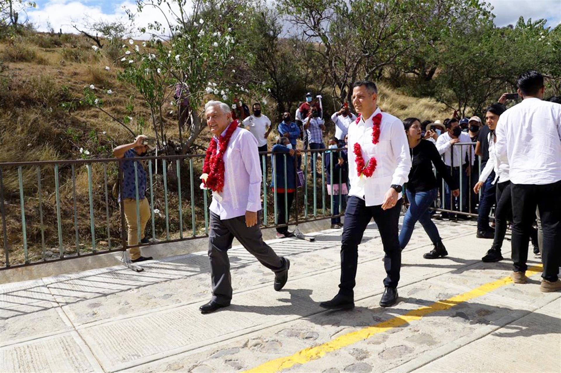 Inauguran AMLO y AMH Camino Rural de San Jerónimo Taviche