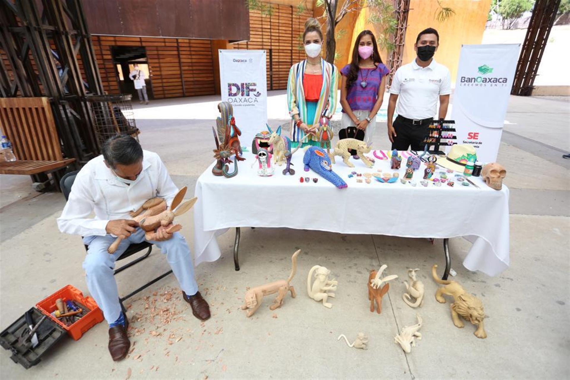 “En la administración de mi esposo, Alejandro Murat, se ha apoyado como nunca al sector artesanal oaxaqueño, por medio de créditos que otorga BanOaxaca, el banco aliado de los oaxaqueños”: IMM