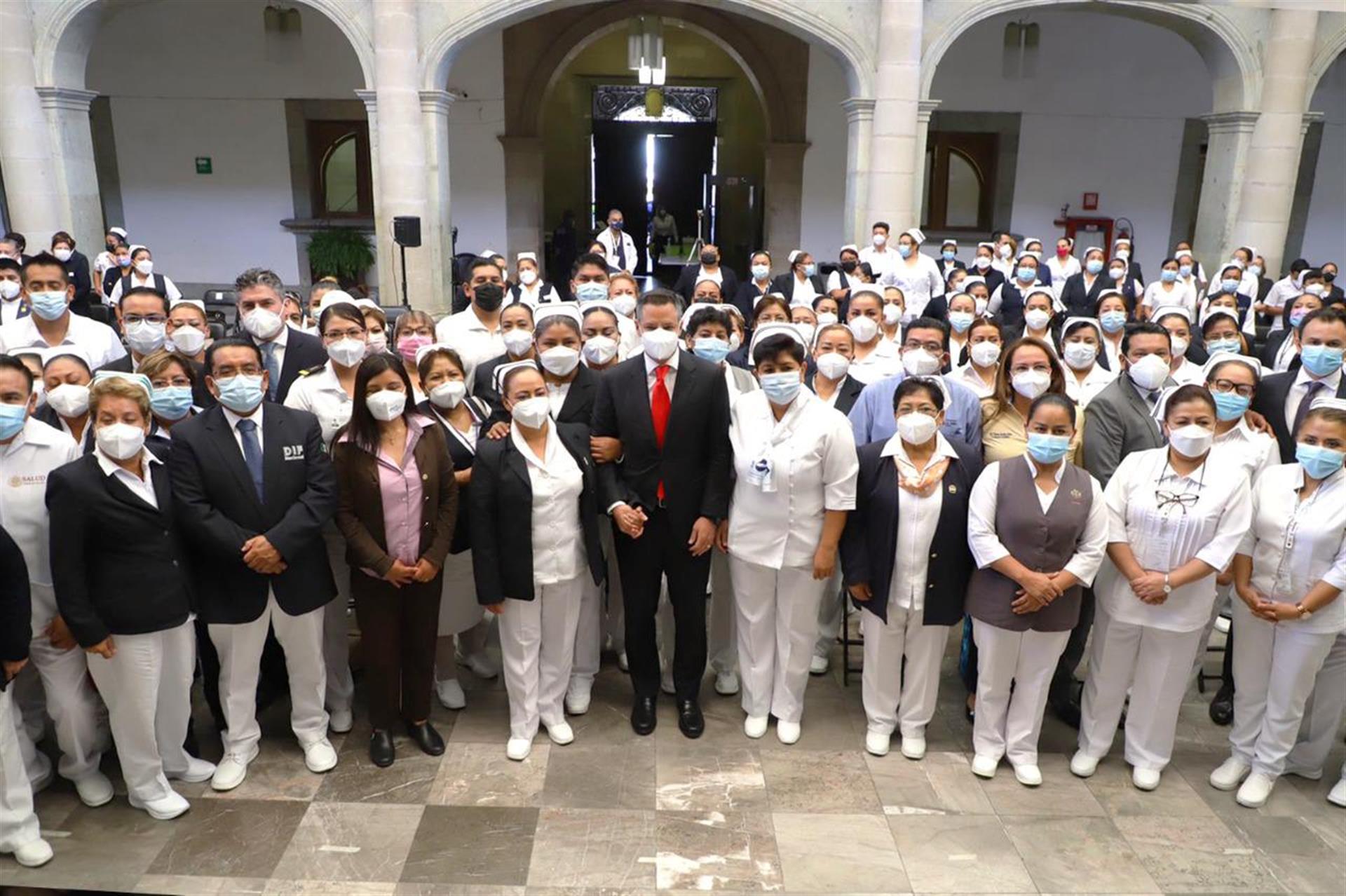 Oaxaca reconoce el compromiso y vocación de servicio de los profesionales en enfermería: AMH