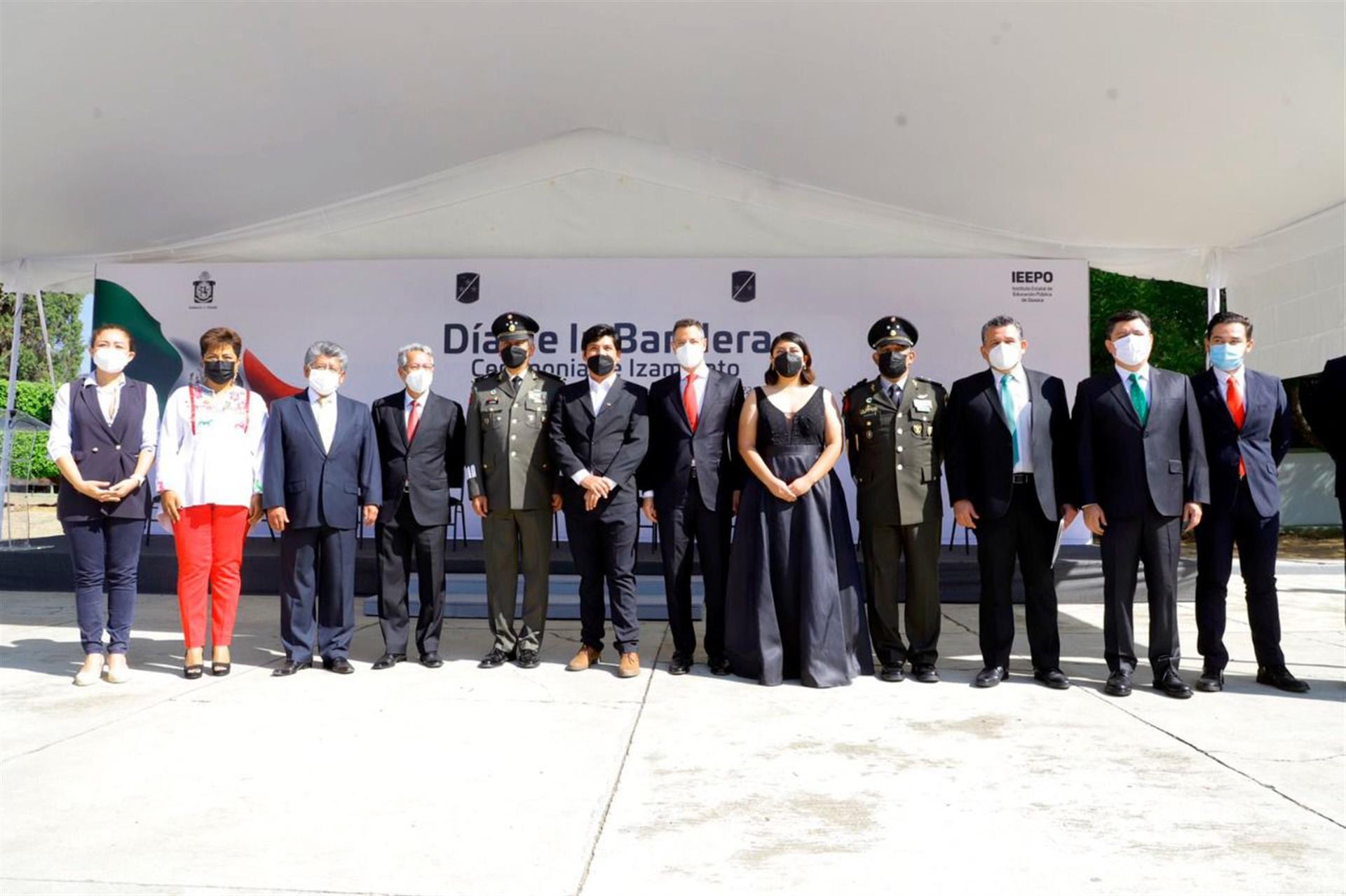 Encabeza AMH ceremonia cívica por el Día de la Bandera Nacional