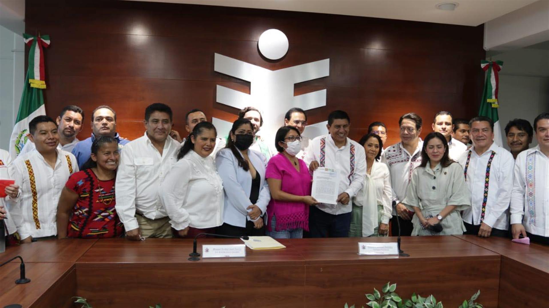 Recibe #IEEPCO solicitud de registro de Salomón Jara Cruz como candidato de la coalición integrada por los partidos Morena, PT, PVEM y PUP a la gubernatura de #Oaxaca. ¡Trabajamos #PorTuDemocracia!