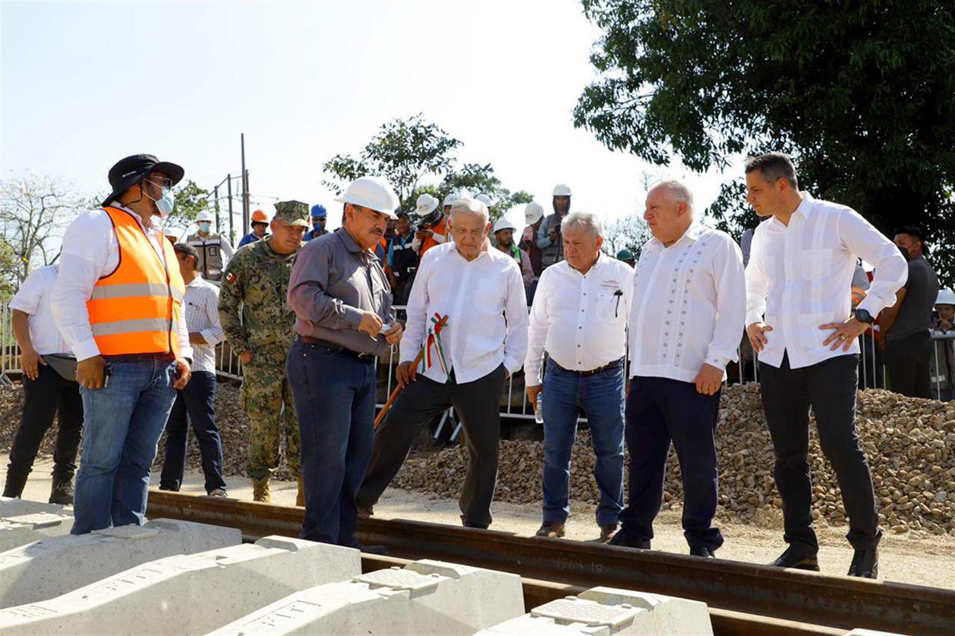 Recibimos al Pdte. Andrés Manuel López Obrador y parte de su gabinete, para acompañarlo en una gira de trabajo y dar continuidad a diversos temas que permiten seguir en la ruta correcta a favor de Oaxaca.