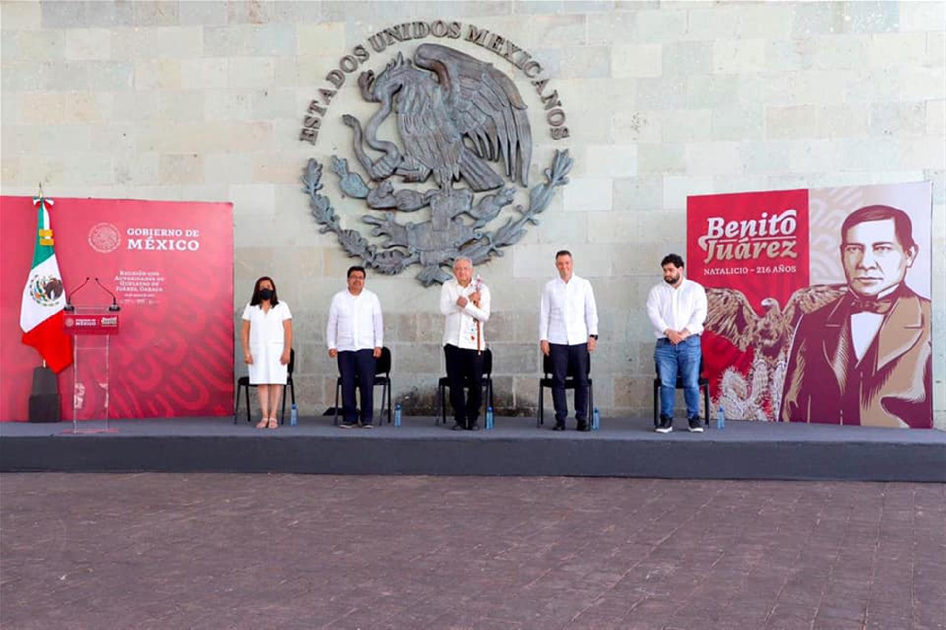 El Presidente de México y el Gobernador del estado montaron una guardia de honor al pie del monumento al Benemérito de las Américas