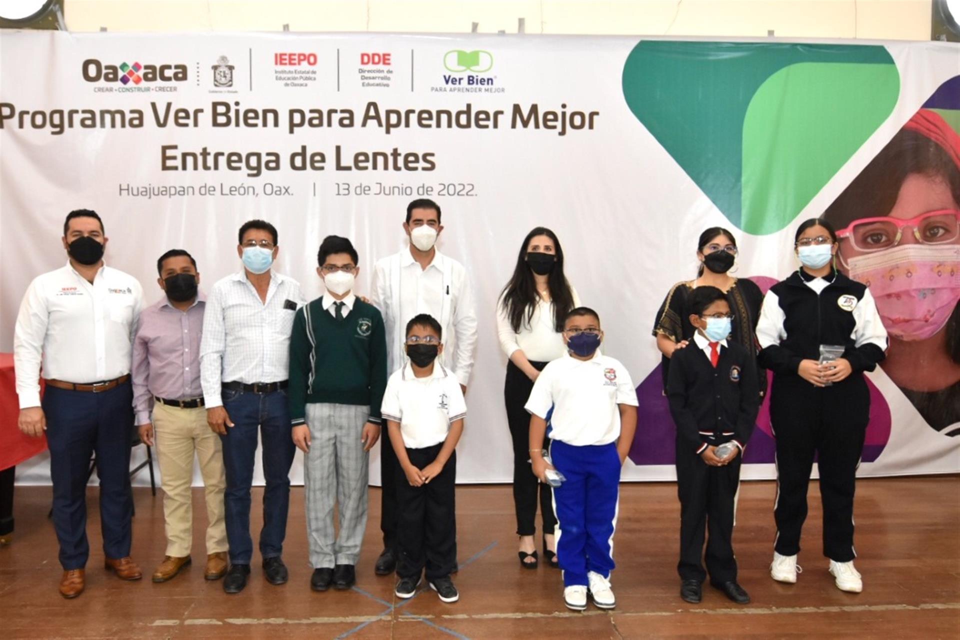 Inician IEEPO y Fundación Ver Bien para Aprender Mejor A.C. entrega de mil 545 lentes para alumnos de la Mixteca, Costa y Cuenca