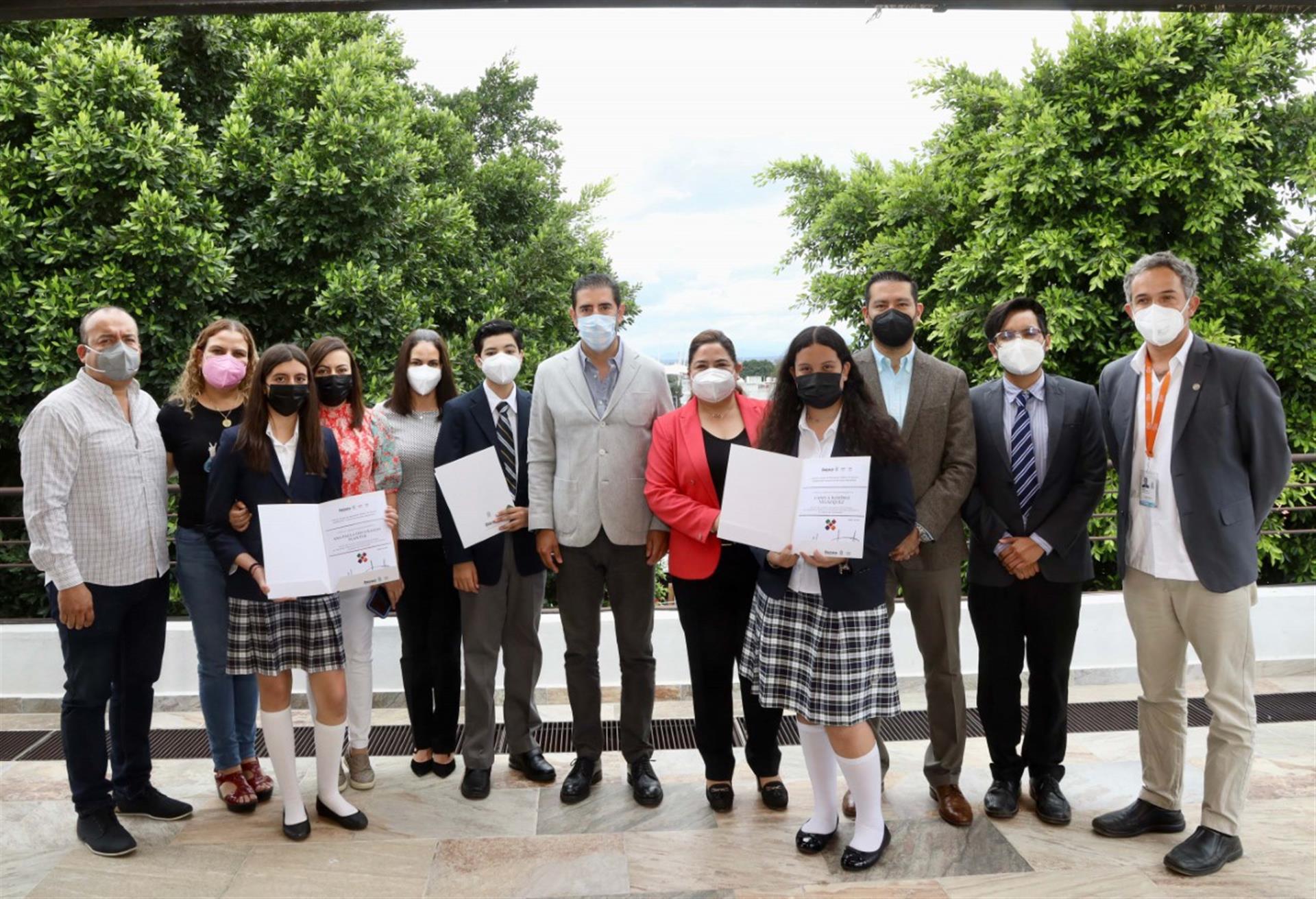 Entrega el IEEPO reconocimientos a alumnos sobresalientes