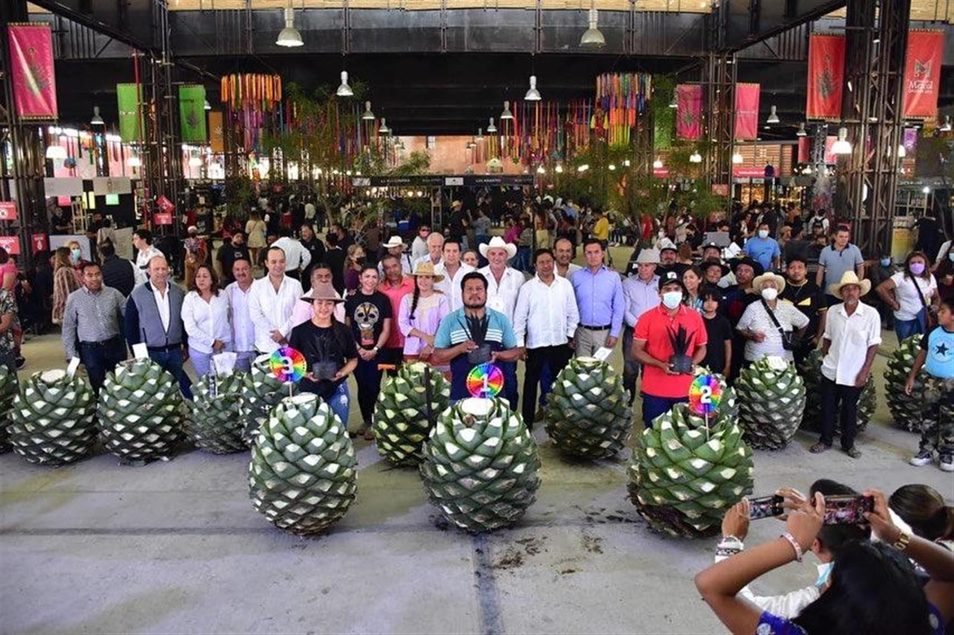 En la Feria del Mezcal 2022, premian a ganadores de “La piña más pesada de maguey”