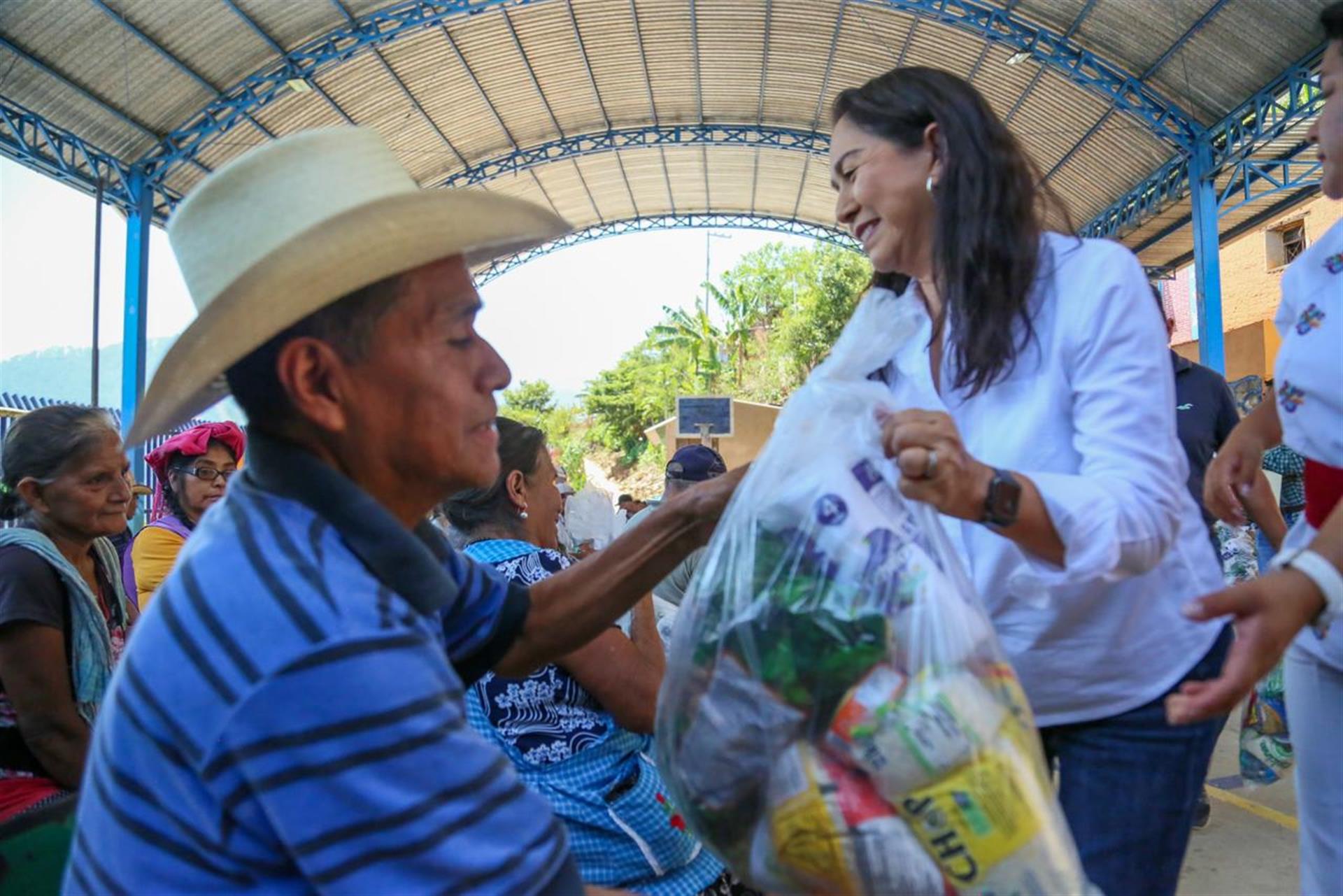  Entrega DIF Oaxaca cerca de 700 dotaciones alimentarias a habitantes de la Sierra de Juárez