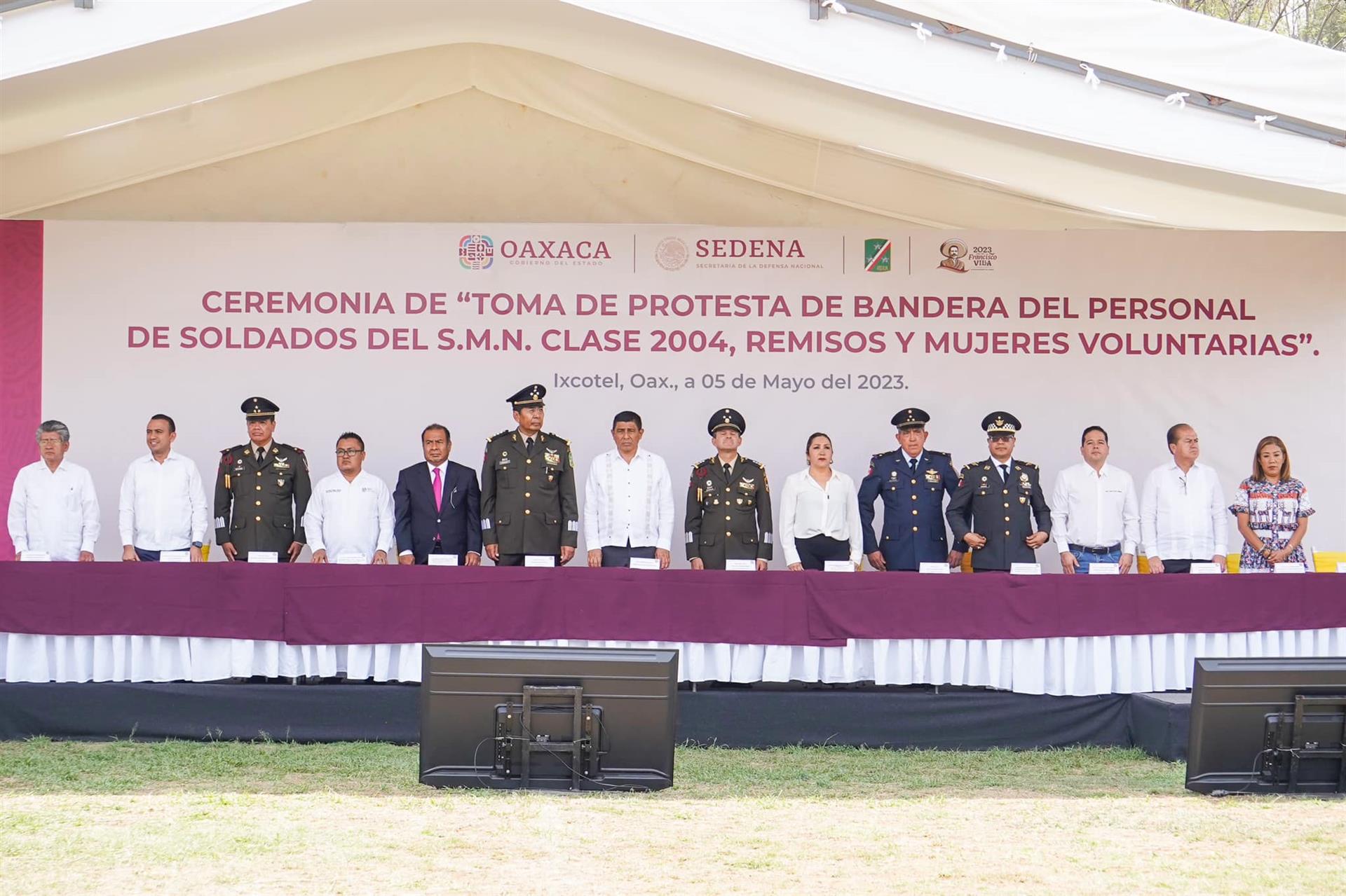 Atestigua el gobernador del estado la toma de Protesta de Bandera al Personal de Soldados del Servicio Militar Nacional Clase 2004