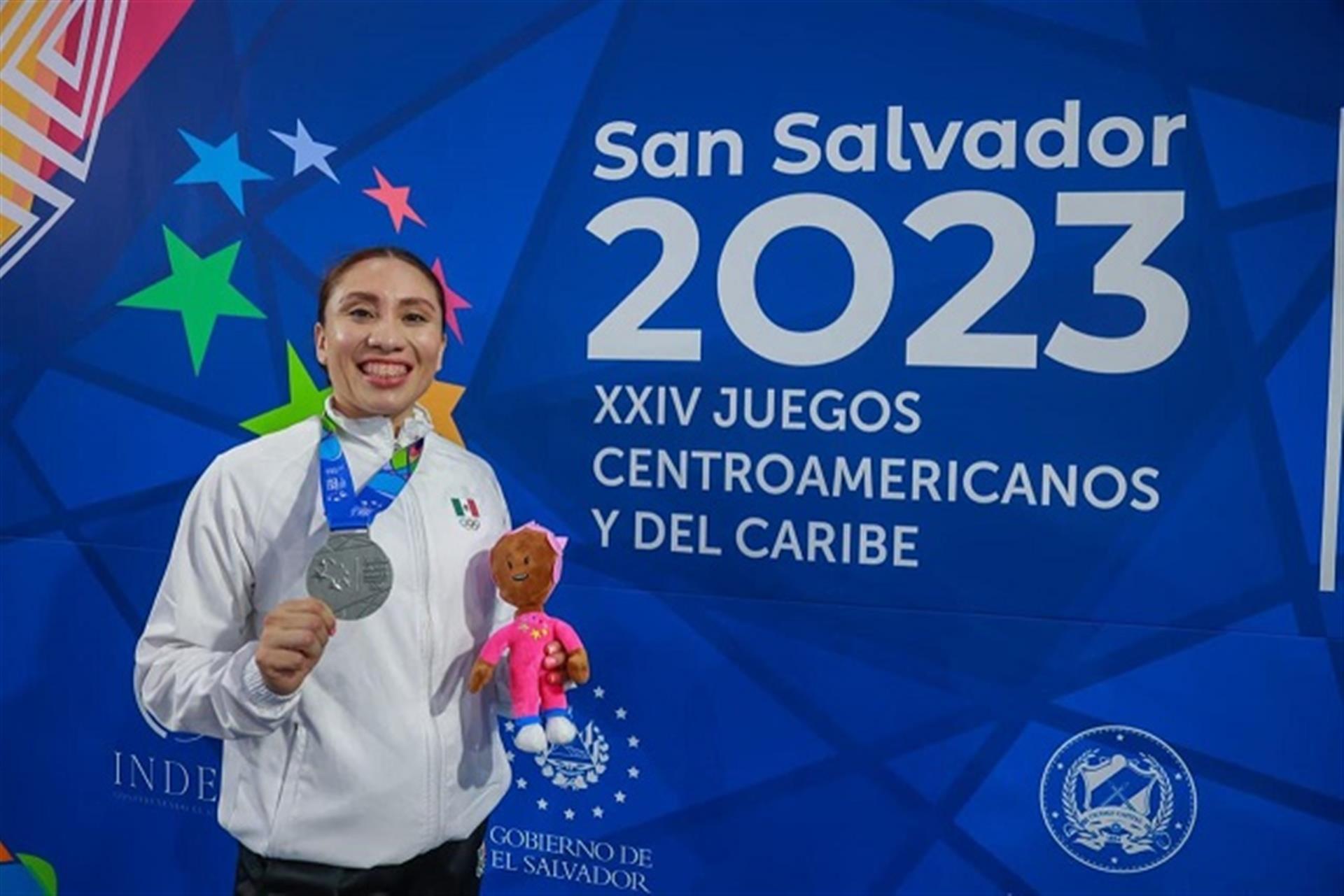 Karateca oaxaqueña Xhunashi Caballero aporta plata a México en Juegos Centroamericanos y del Caribe