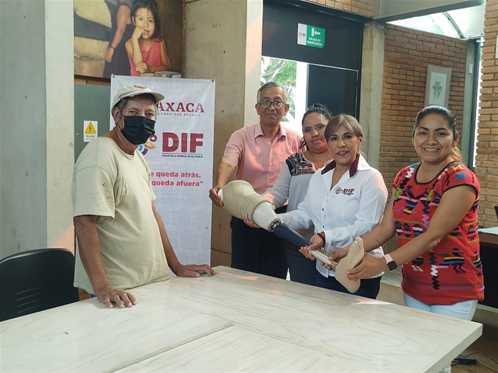 Entrega DIF Oaxaca prótesis de pierna al señor Platón Santiago