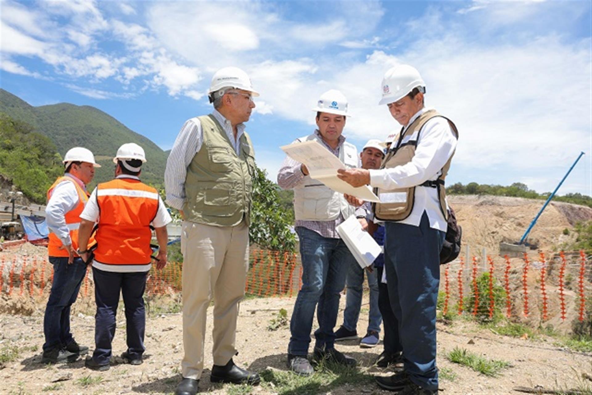 Continúa Salomón Jara Cruz supervisión de la autopista Oaxaca – Costa