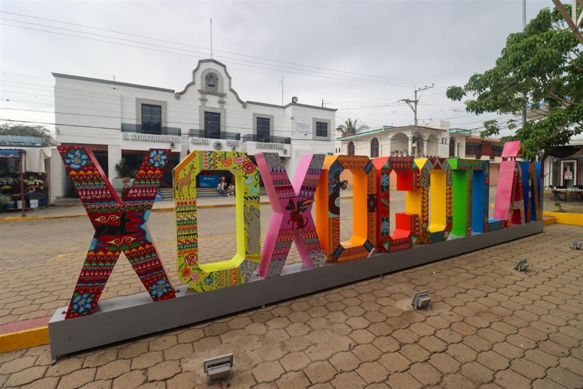 *Amor y orgullo por sus raíces plasman artesanos de Arrazola en letras que forman "Xoxocotlán"