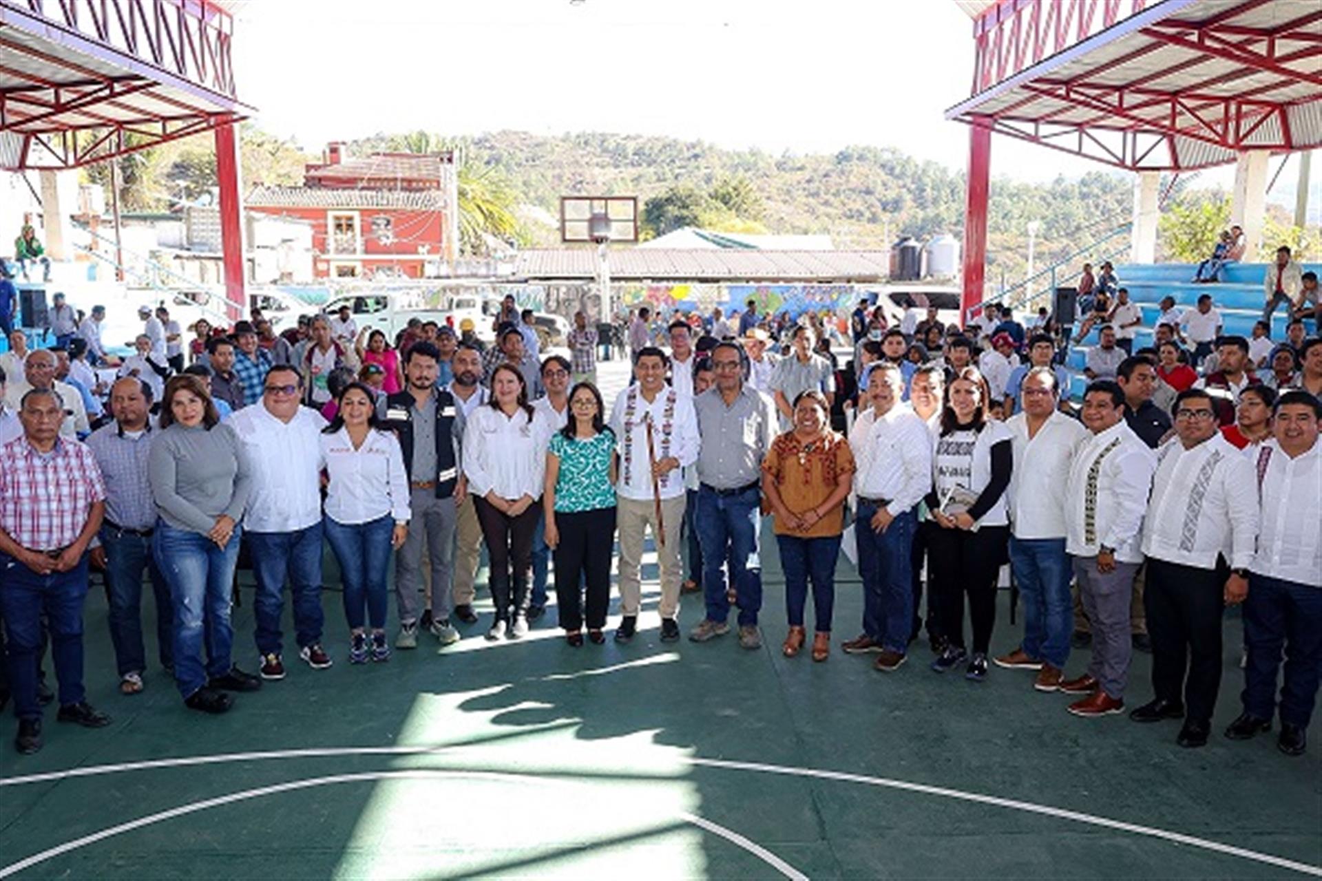 Con obras e infraestructura educativa atiende Gobierno de Oaxaca deuda histórica con Guelatao de Juárez