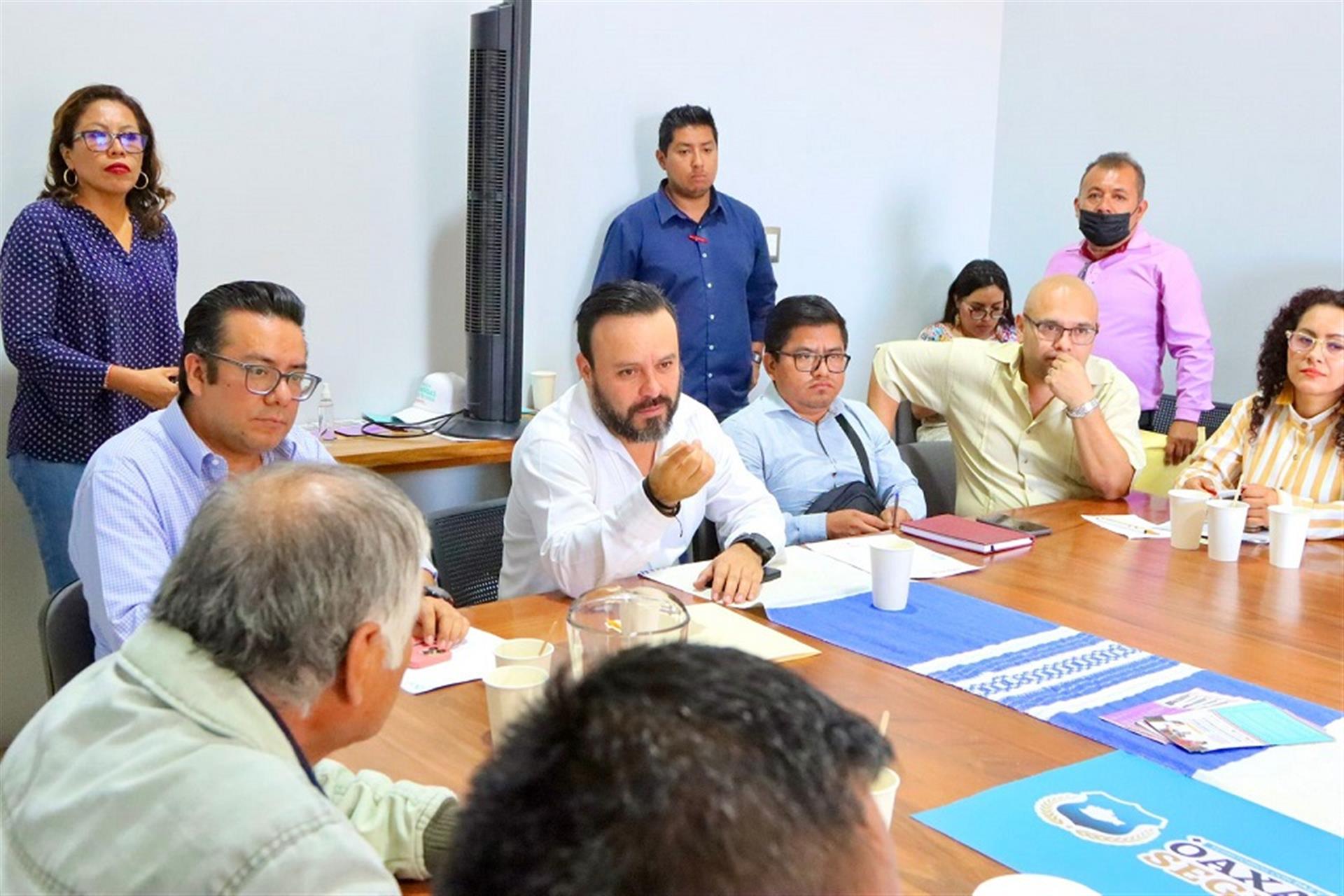 Dan atención a pobladores de San Pedro el Alto, Zimatlán   