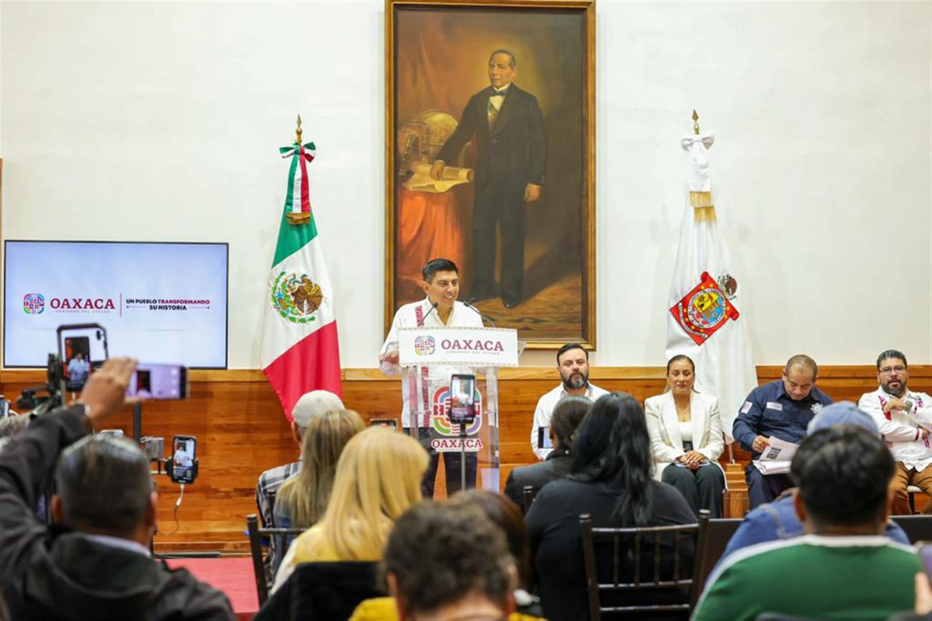 Gobierno solventará necesidades educativas de Oaxaca