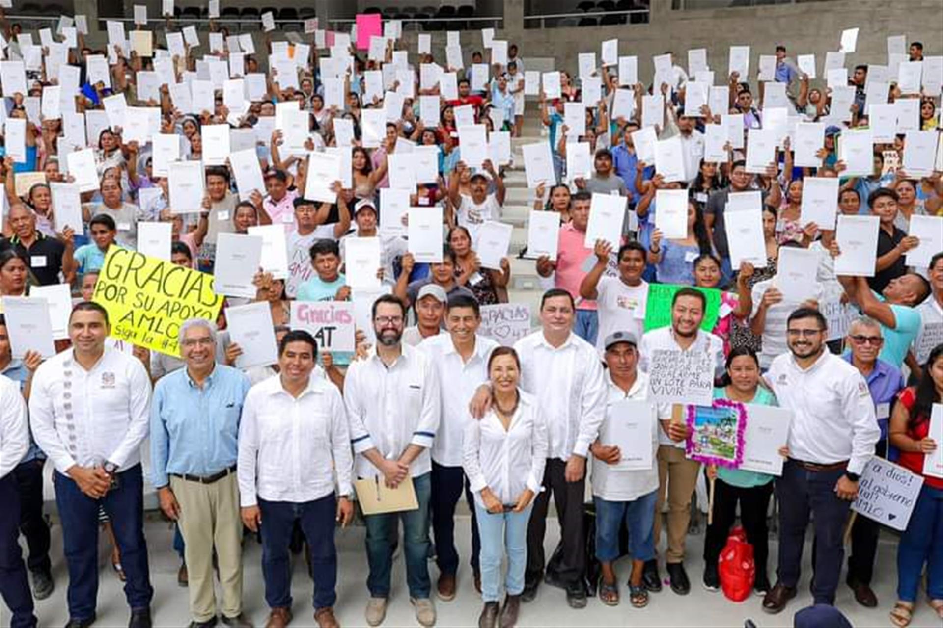 Gobiernos de Oaxaca y México garantizan el derecho a la propiedad de familias de Santa María Huatulco