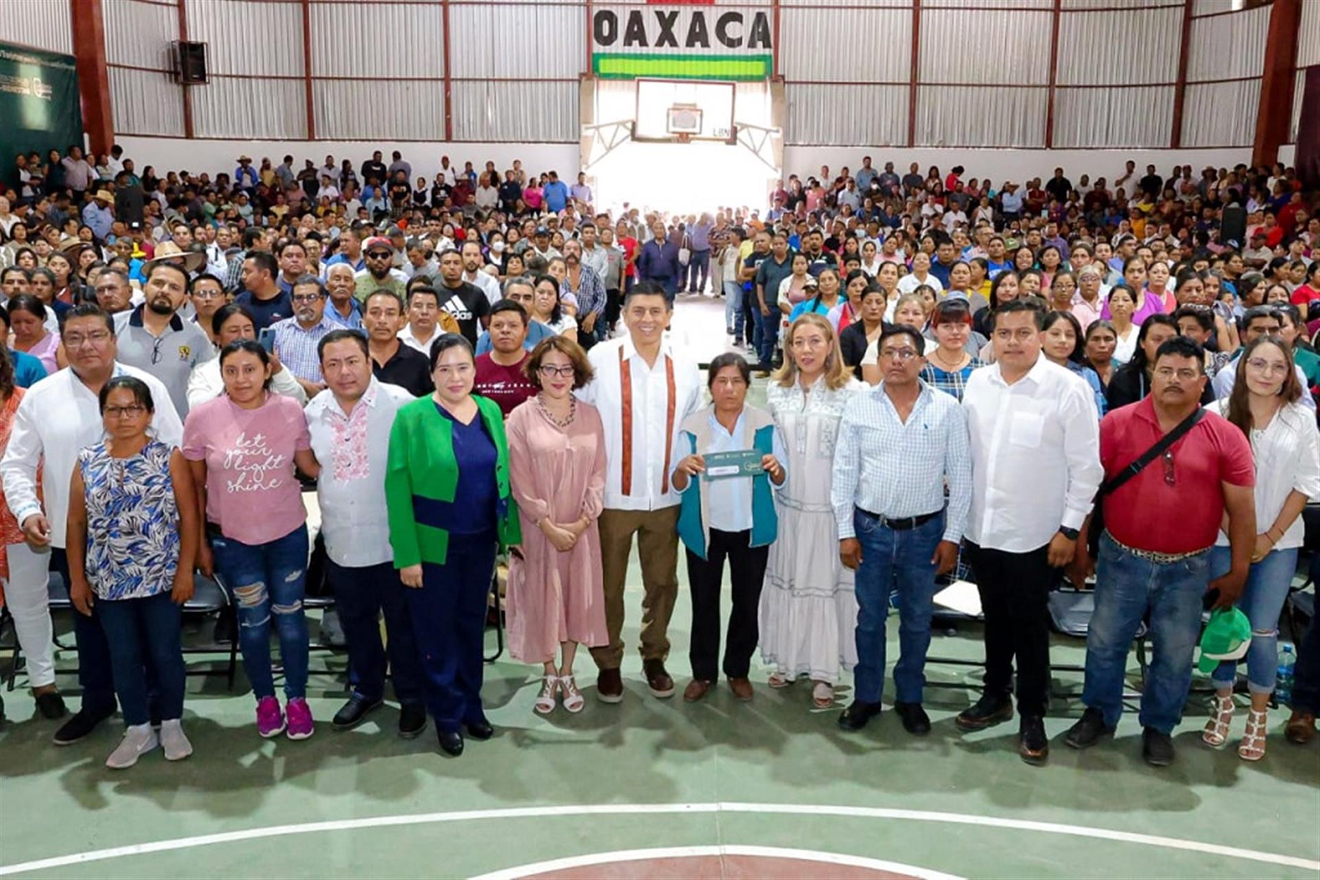 Continúa Gobierno de Oaxaca entrega de tarjetas La Clínica es Nuestra en Asunción Nochixtlán