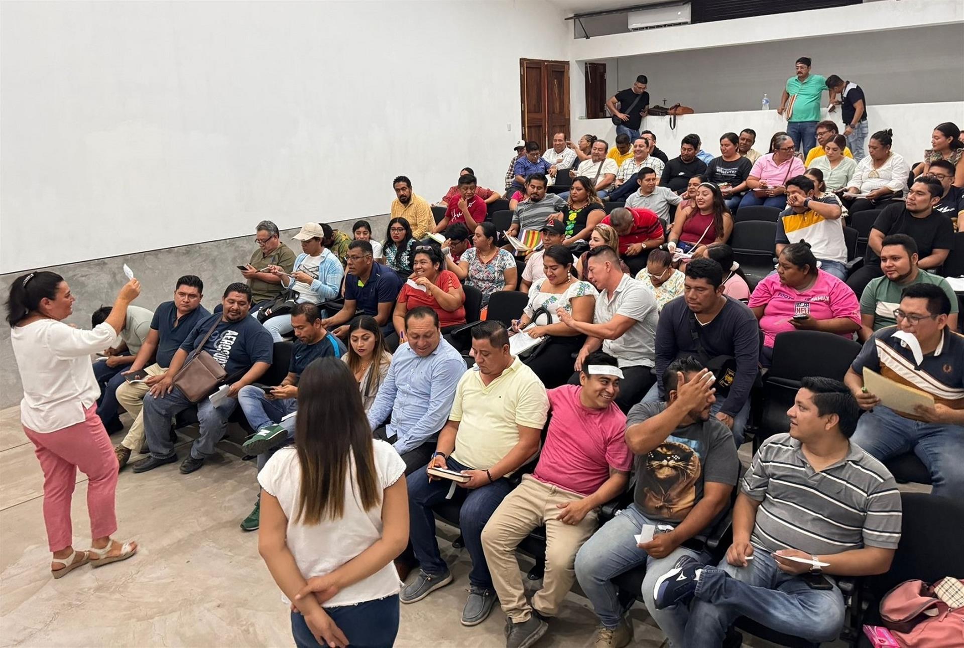 Capacitan a personal y voluntariado del programa Alfabetización para el Bienestar