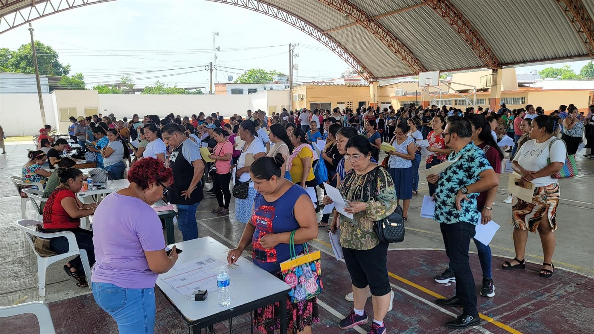 Garantizan entrega de apoyos directos de uniformes escolares 2024