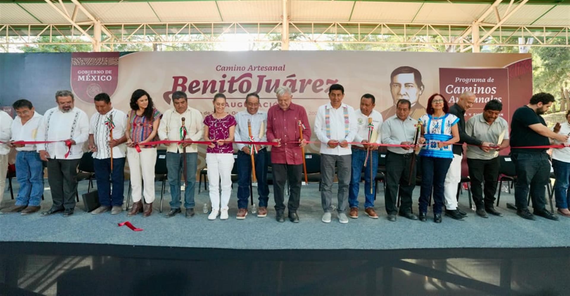 El Presidente de México Andrés Manuel López Obrador y el Gobernador Salomón Jara Cruz inauguraron el camino artesanal Benito Juárez