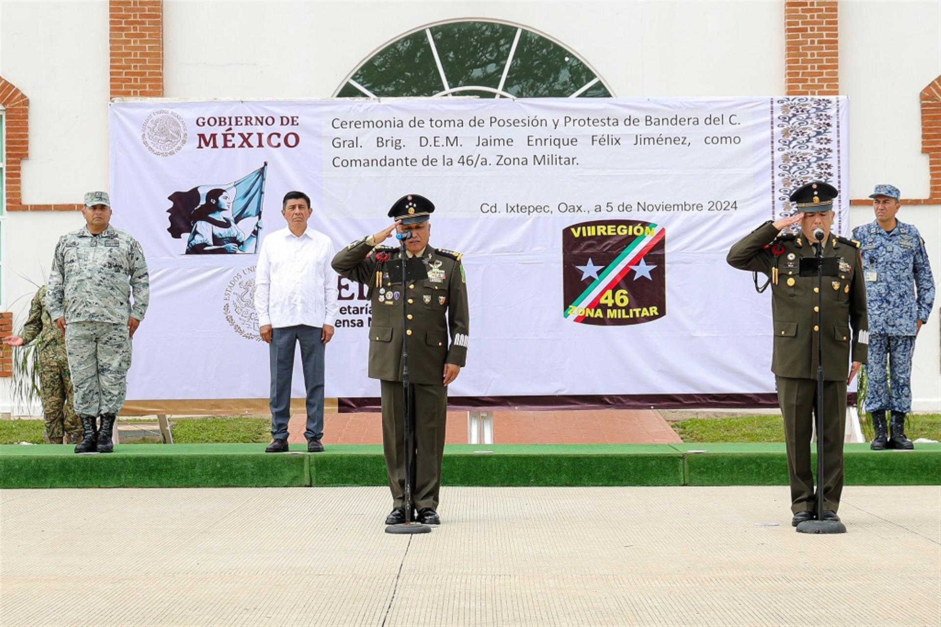 Asiste Salomón Jara a toma de posesión del Comandante interino de la 46 Zona Militar de Ciudad Ixtepec