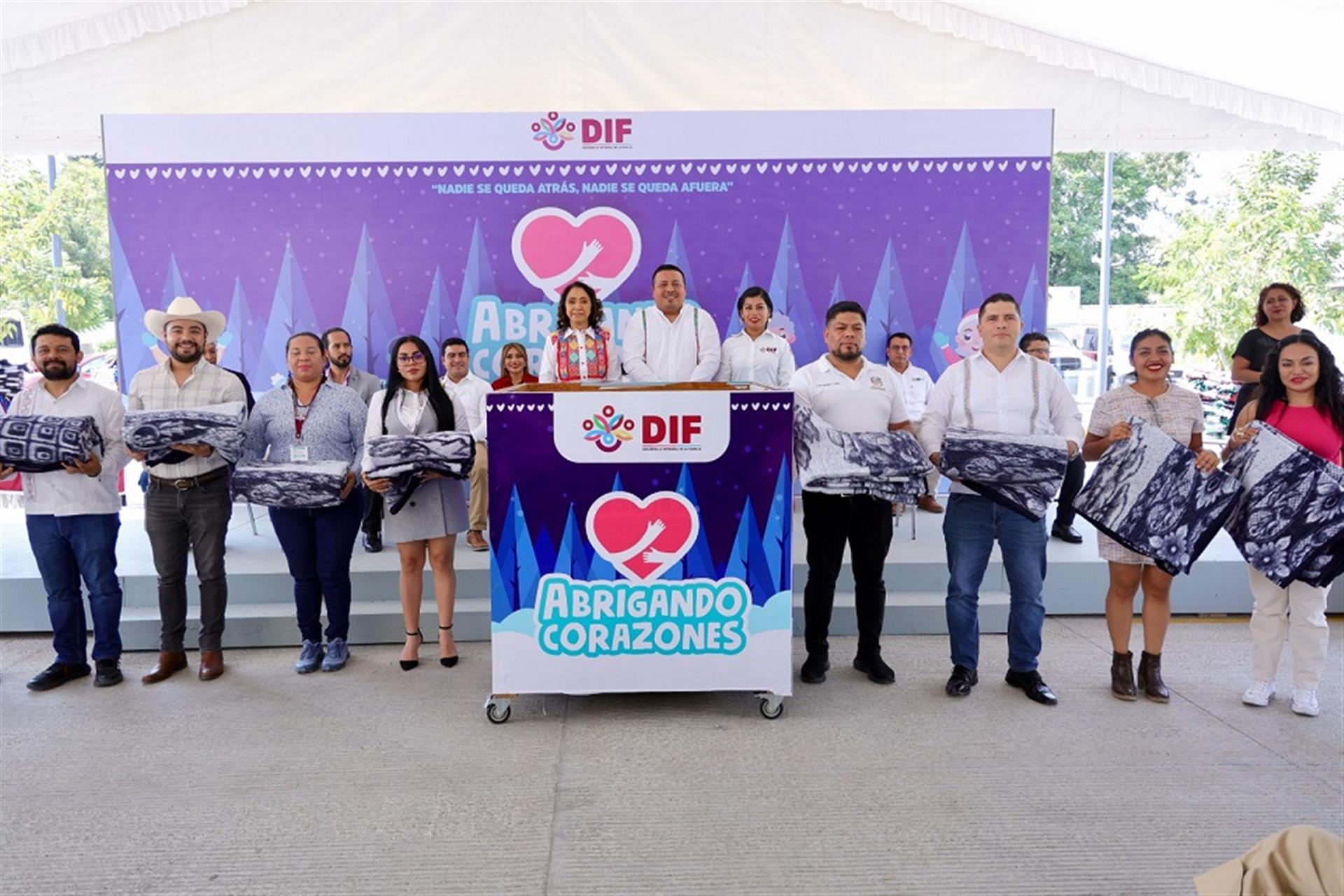 Arranca DIF Oaxaca la tercera edición de la colecta Abrigando Corazones 2024