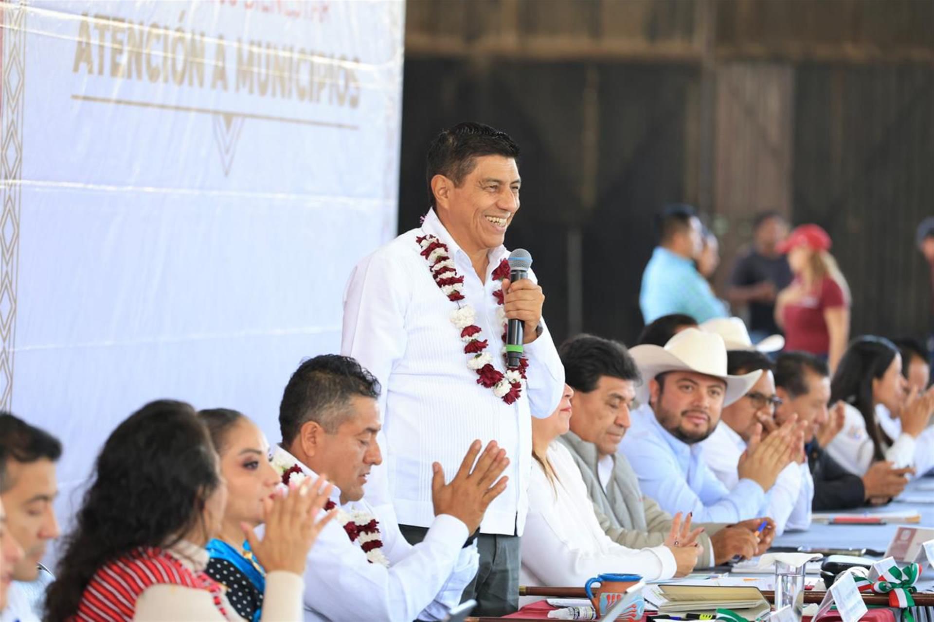 Cumple Gobernador de Oaxaca con obras de pavimentación en Santiago Juxtlahuaca y amplía kilómetros