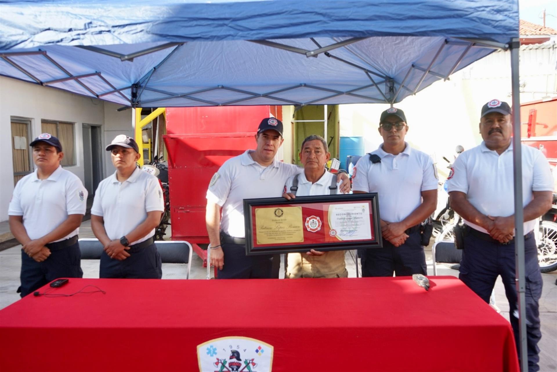 Reconoce SSPC trayectoria del bombero Patricio López tras 34 años de servicio
